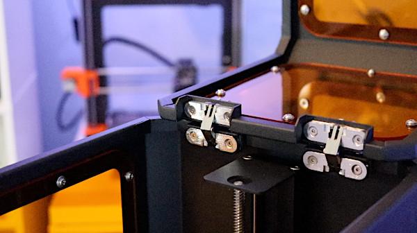 The metal hinges on the CH-10