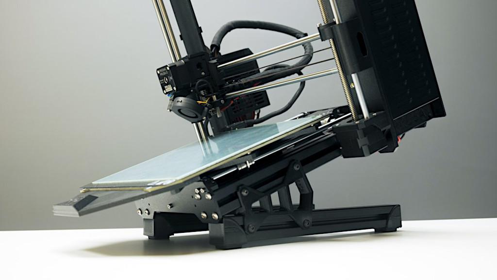 Quinly Frame That Tilts 3D Printer for Automated 3D Printing