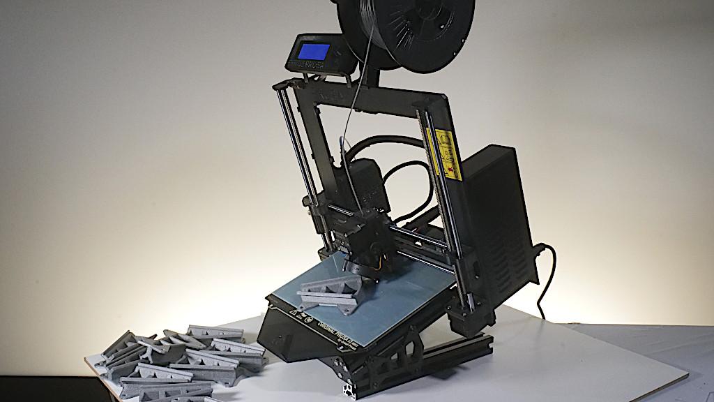 Quinly Frame That Tilts 3D Printer for Automated 3D Printing