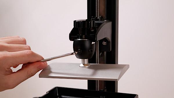 Two-bolt build platform leveling process