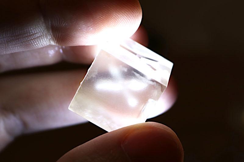 The 20mm 东北大炕小说 cube, a solid clear resin 3D print