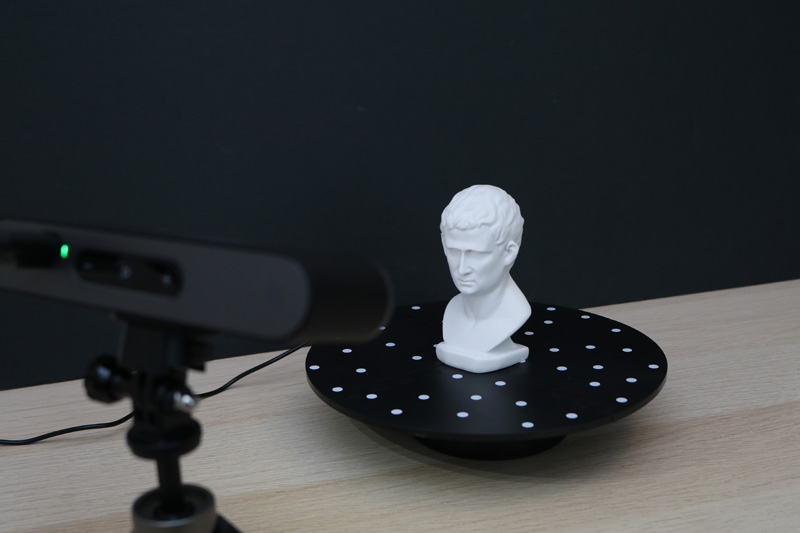 Scanning the included demo model on the turntable