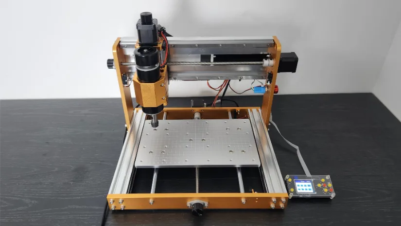 Front view of the Lunyee 3018 Pro Ultra 最近2019中文字幕大全第二页 machine with aluminum frame, 500W spindle, and offline controller, positioned on a dark wooden surface.