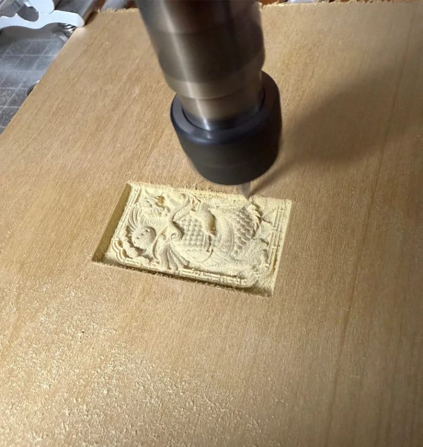 V-bit on the Lunyee 3018 Pro Ultra 美女露出尿口让男人桶爽 router carving an intricate dragon relief into a poplar board.