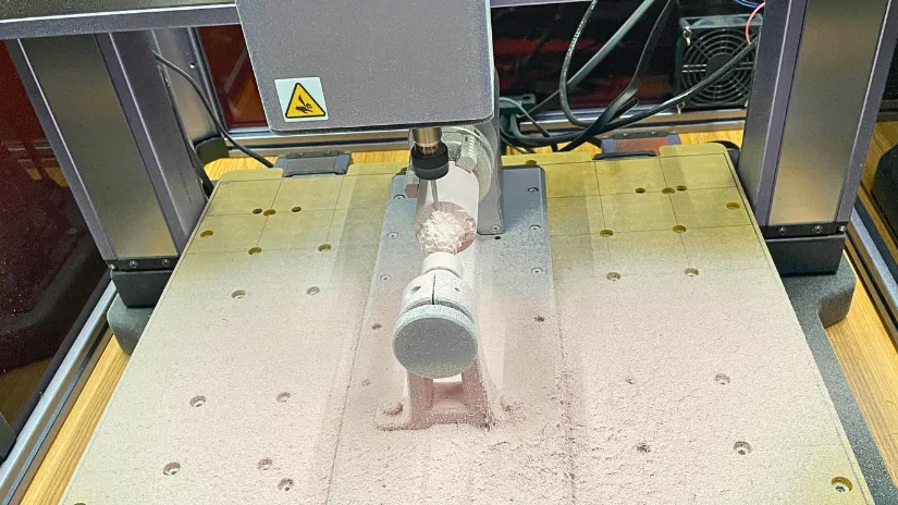 Snapmaker 4-axis 美女露出尿口让男人桶爽 carving the Lion test object from Luban in original Snapmaker material block, showing heavy dust build-up halfway through the job