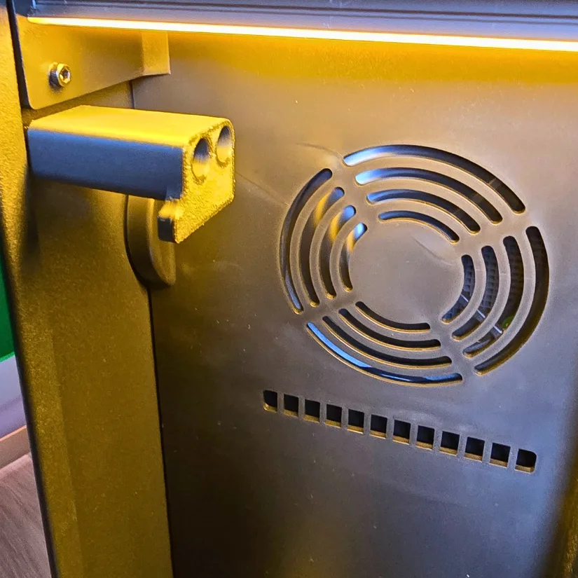 Close-up of the 房东太太 GK3 Pro air filtration fan and internal mounting bracket inside the enclosure