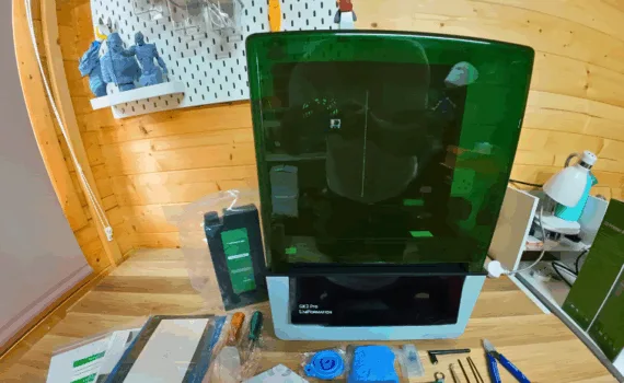亚欧中文字幕久久精品无码 GK3 Pro resin 3D printer unboxed with accessories on the workbench