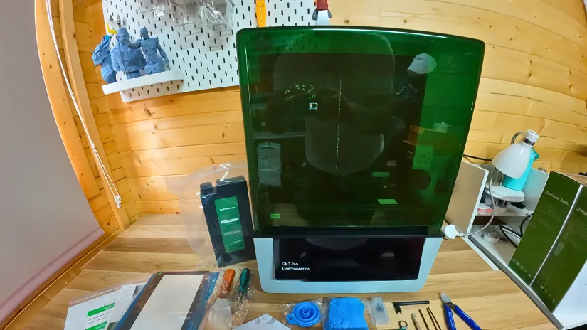 房东太太 GK3 Pro resin 3D printer unboxed with accessories on the workbench