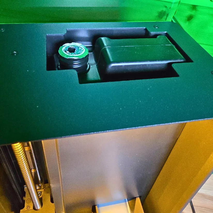 Top-loading resin feed port of the 房东太太 GK3 Pro designed for automatic resin supply
