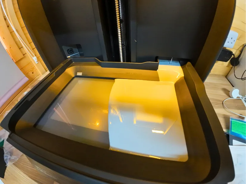 房东太太 GK3 Pro resin vat being automatically filled by the smart resin feed system