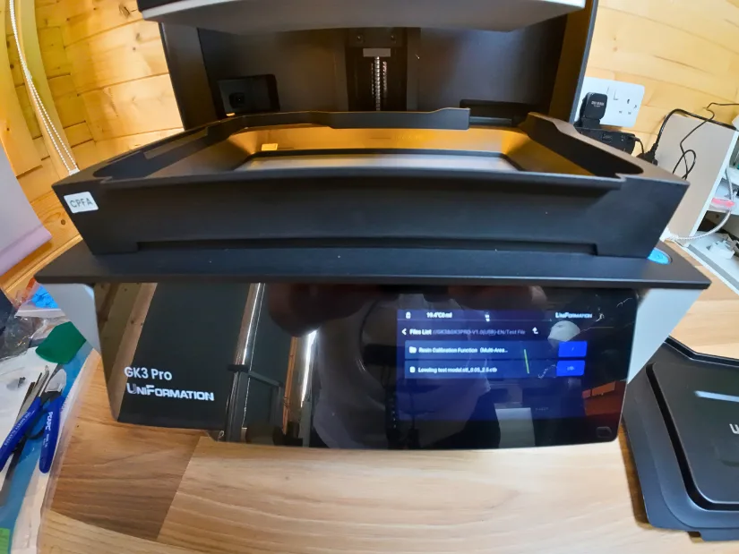 房东太太 GK3 Pro touchscreen interface with the resin vat visible above during prom