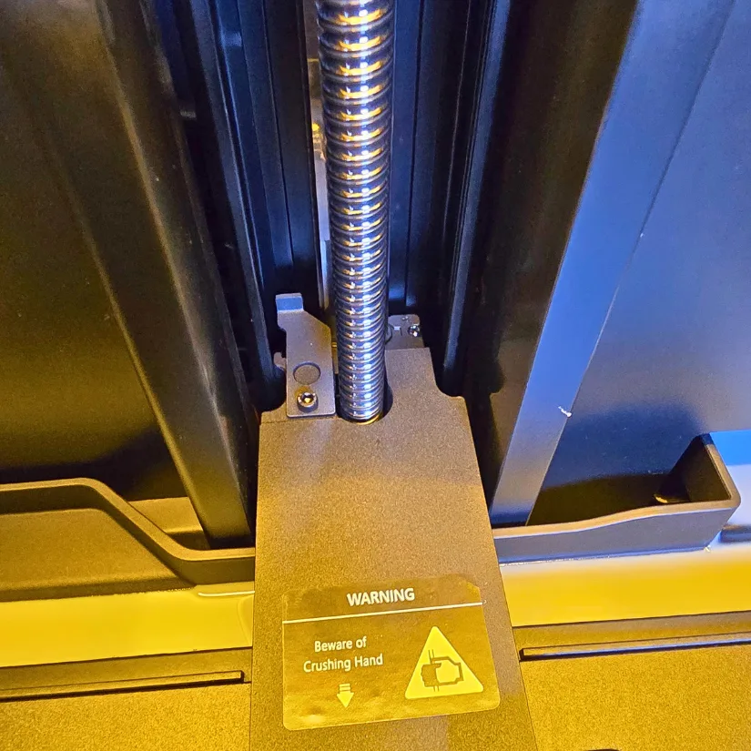 Close-up of the 房东太太 GK3 Pro Z-axis showing the ball screw and linear rail assembly